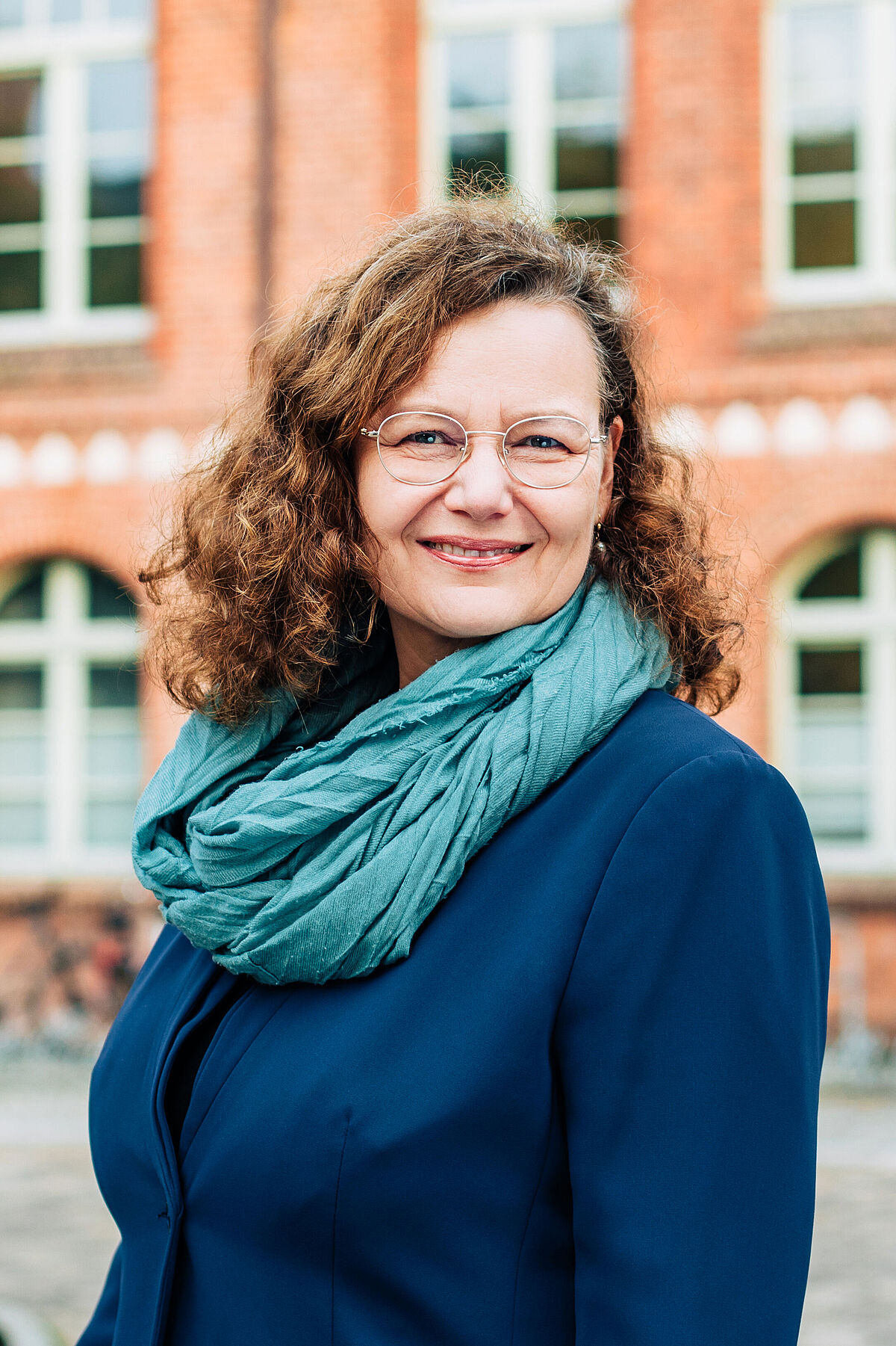 The image shows Prof. Dr. Averbeck-Lietz on the University of Greifswald's Loefflerstraße Campus