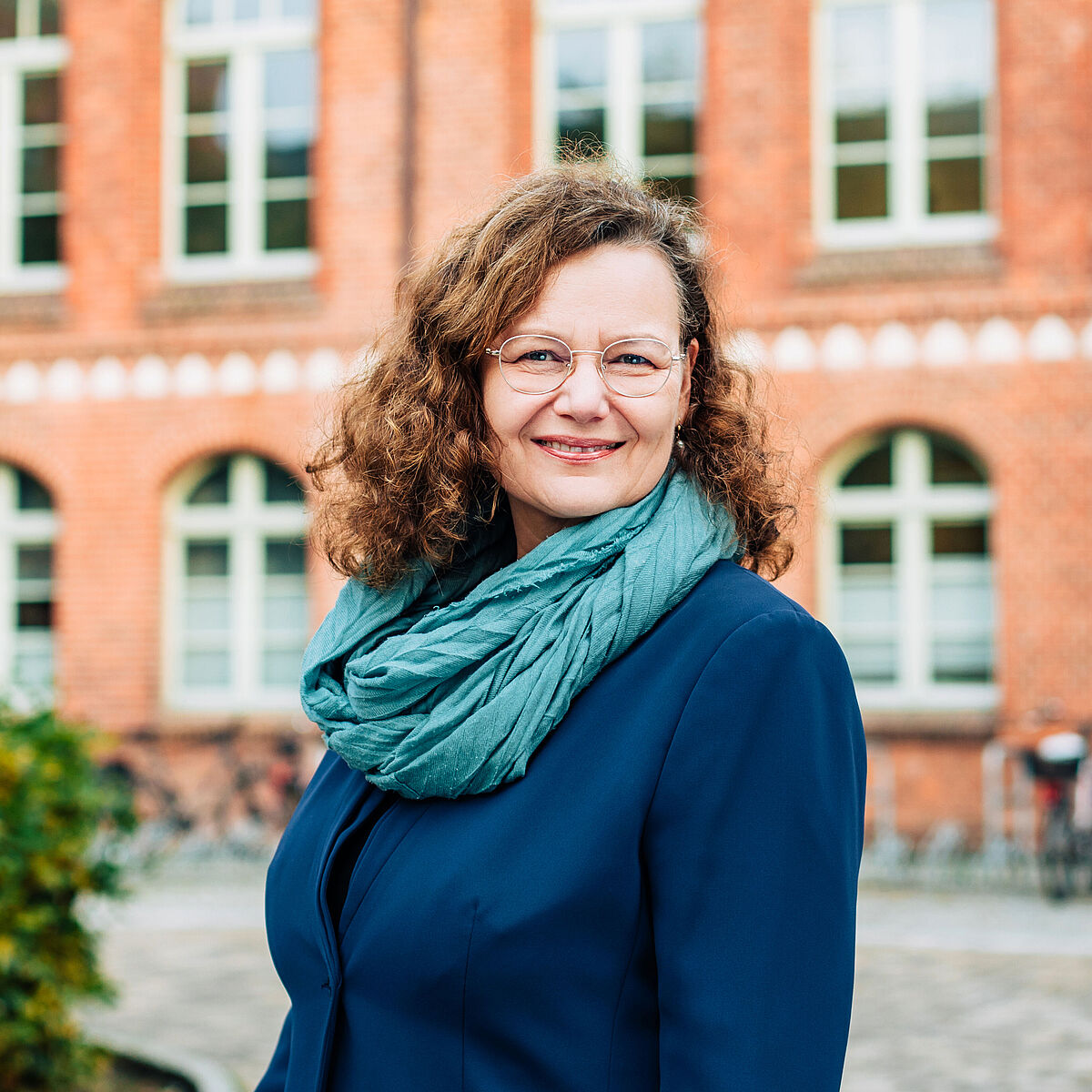 The image shows Prof. Dr. Averbeck-Lietz on the University of Greifswald's Loefflerstraße Campus
